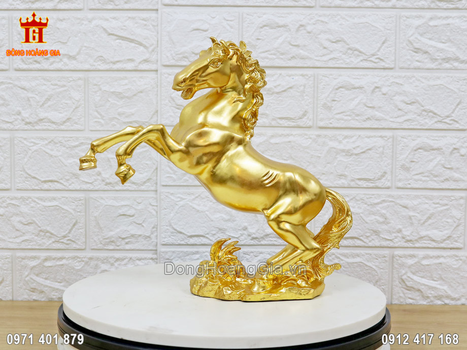 Tượng ngựa phong thủy mang ý nghĩa biểu tượng của may mắn và thành công